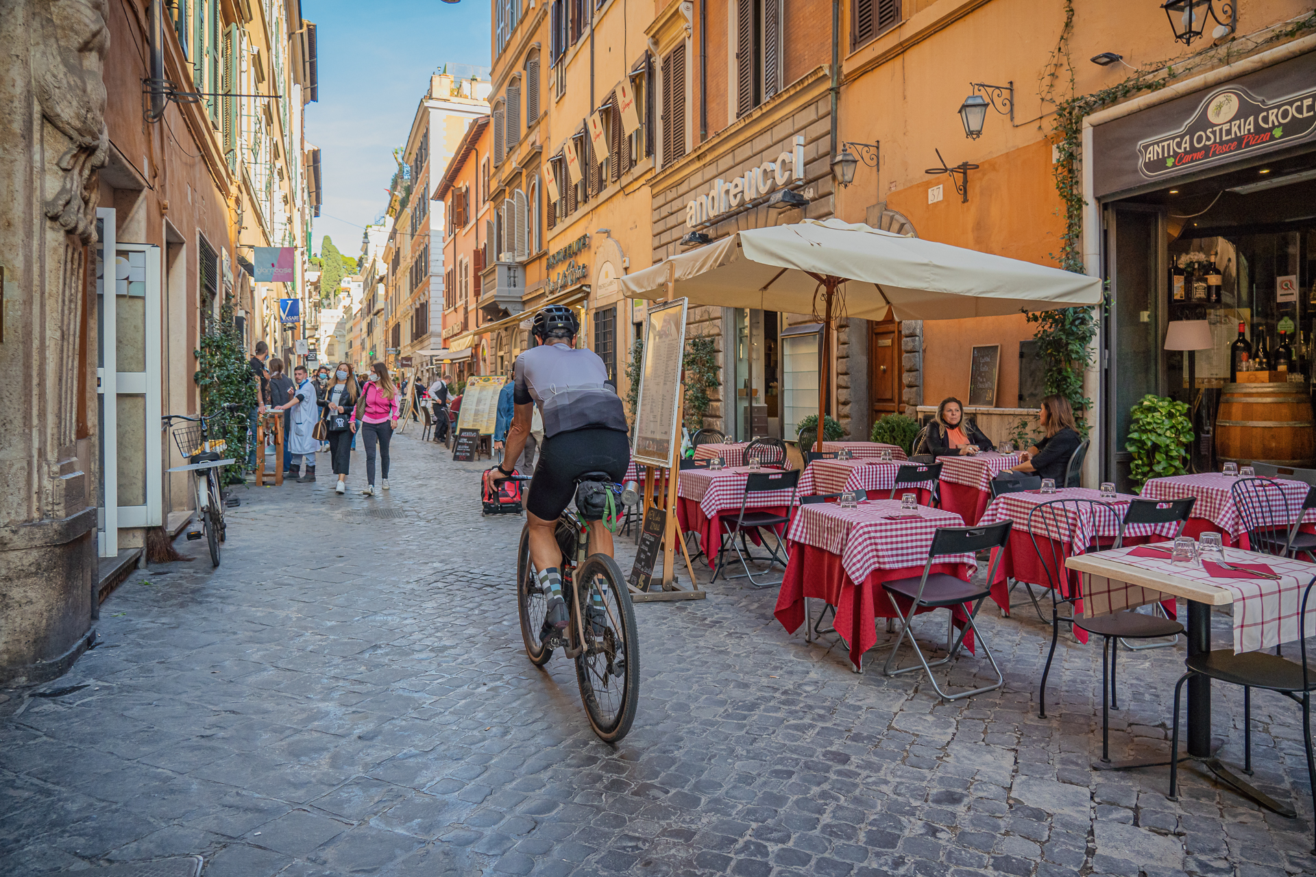 Cycling through central Rome